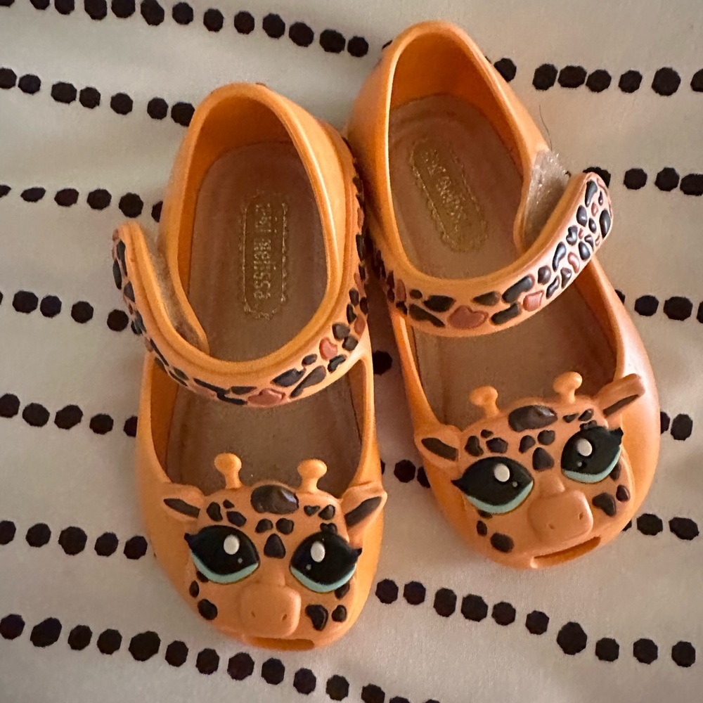 Adorable giraffe mini Melissa shoes